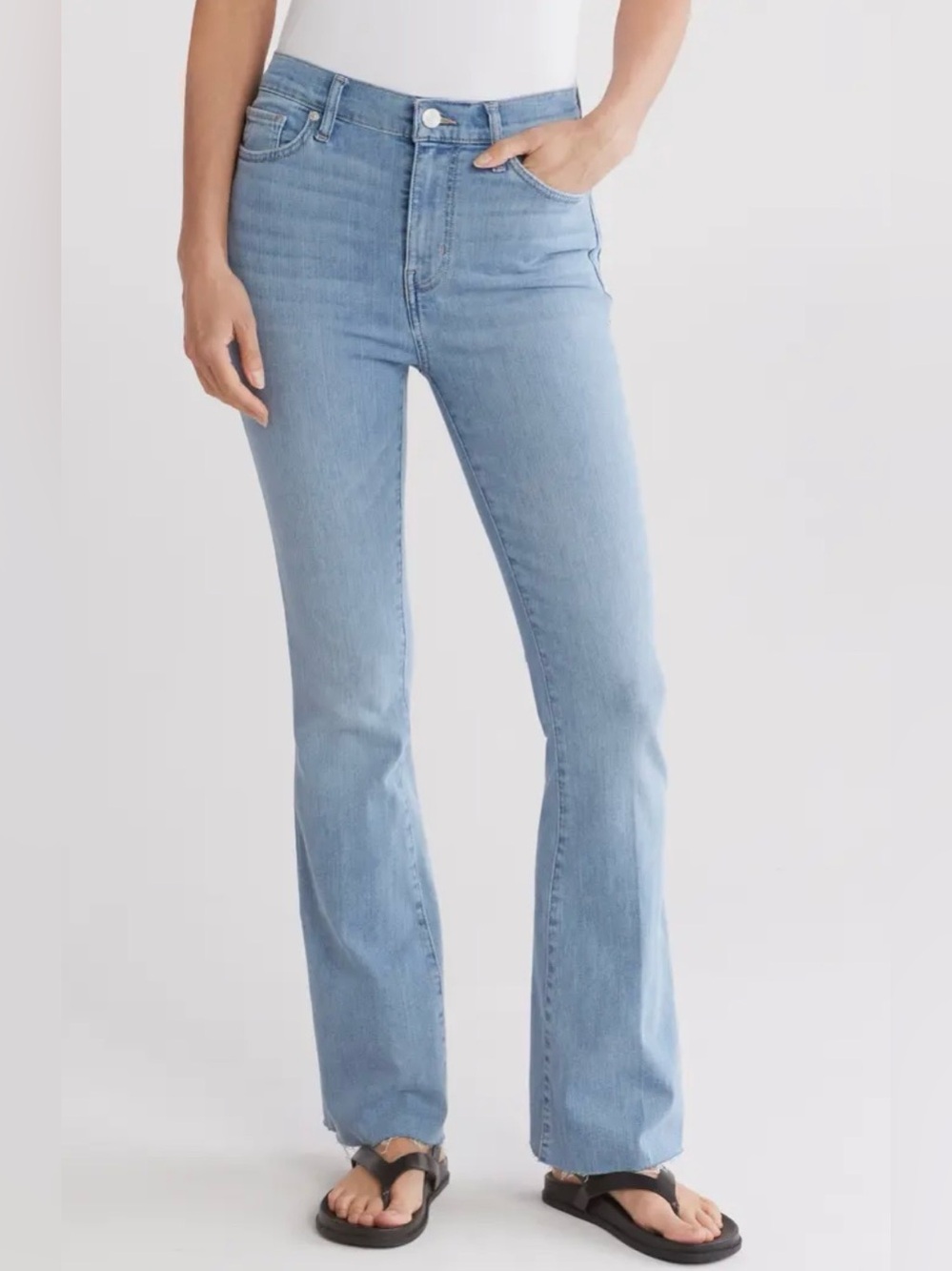 Frame Le Easy High Waist Raw Hem Flare
Jeans in Color Wilson Raw After